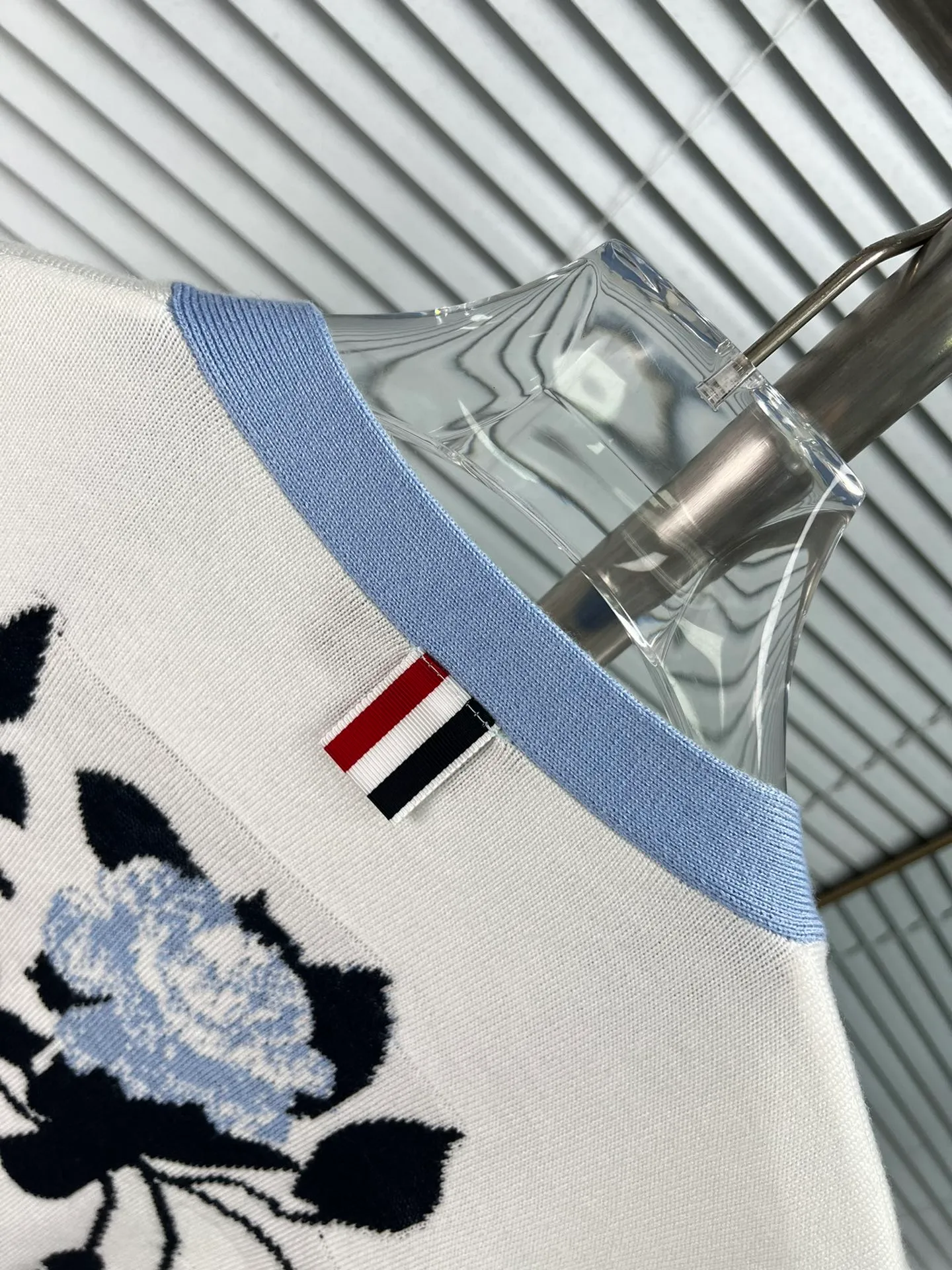 THOM BROWNE🇳🇱New Arrival V ， ；Classic ， ； ， ； ， Quality ； ， - ** ：** V - ** ：** - ** : **Light Blue White - **Sizes: **0.1.2.（S.M.L）